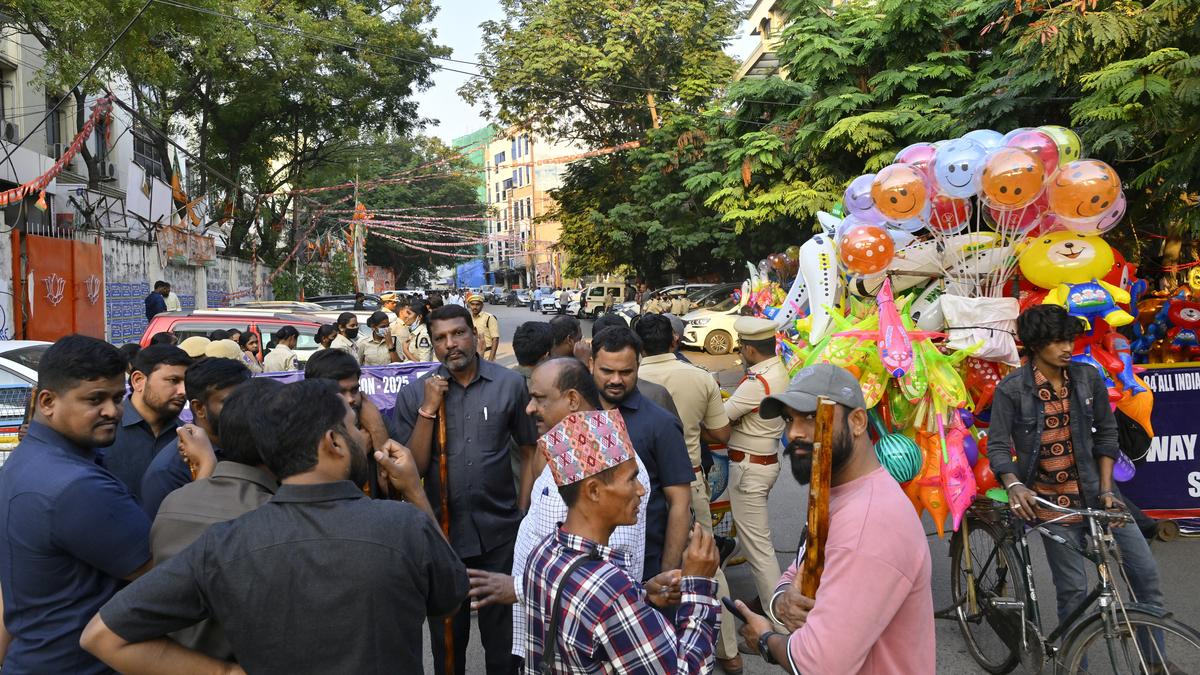 One injured, 30 detained after BJP-Youth Congress workers clash in Nampally